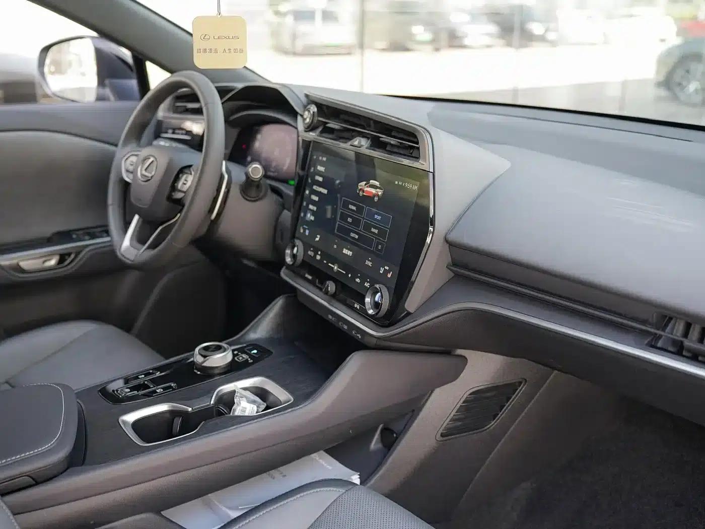 Lexus RZ 2023 450e AWD Luxury Edition — миниатюра 9