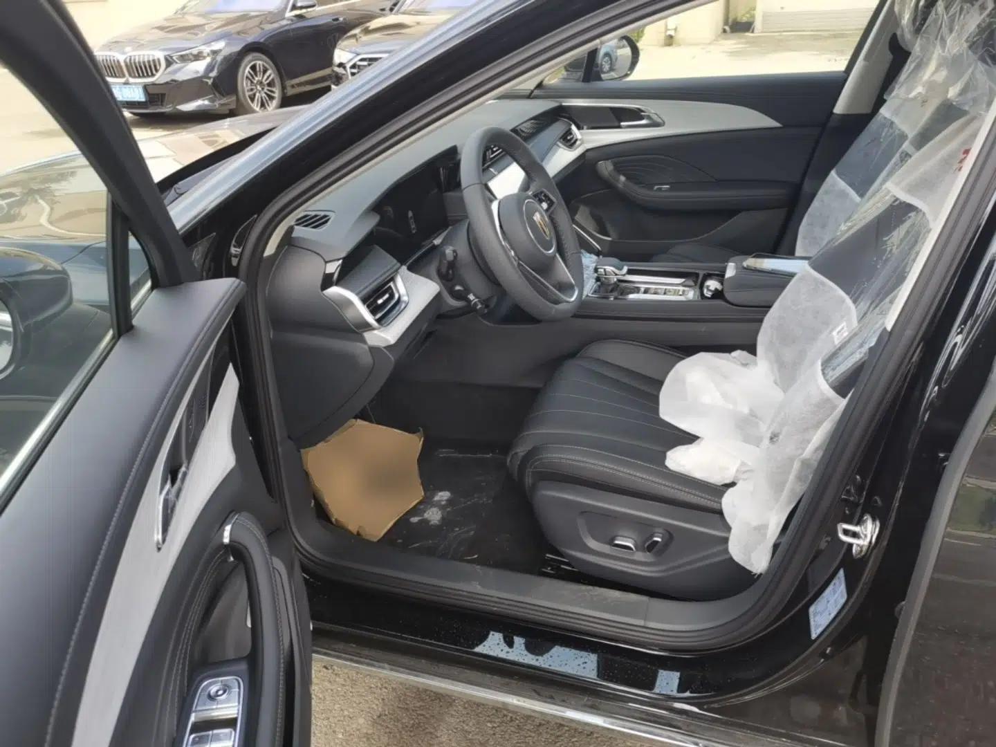 Hongqi H5 2025 2.0T Automatic Flag Edition – 500 000 Units Commemorative Version — миниатюра 18