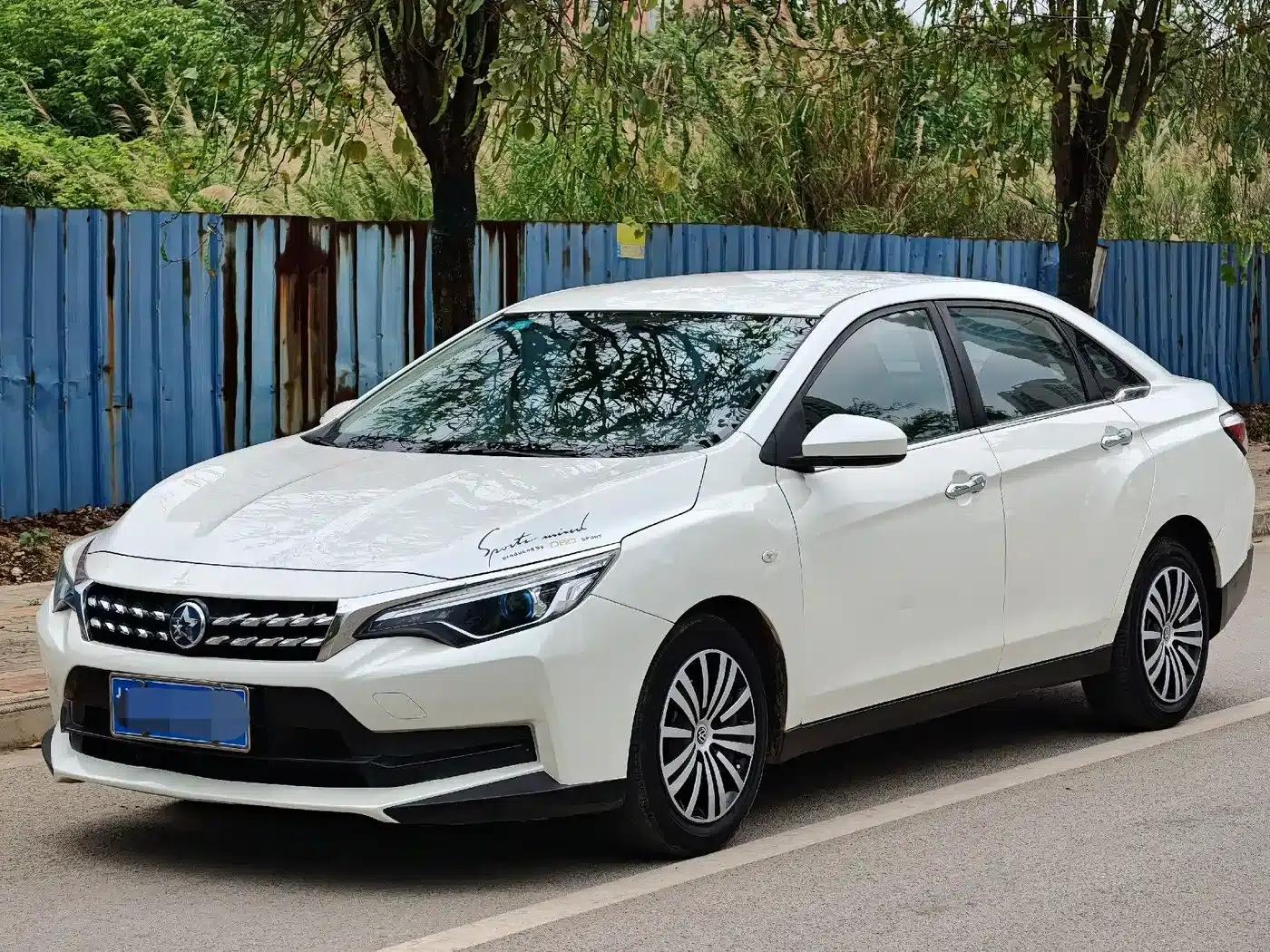 Venucia D60 2019 Model, 100,000 Glory Edition, 1.6L Entry Manual, National V Emission Standard — миниатюра 1