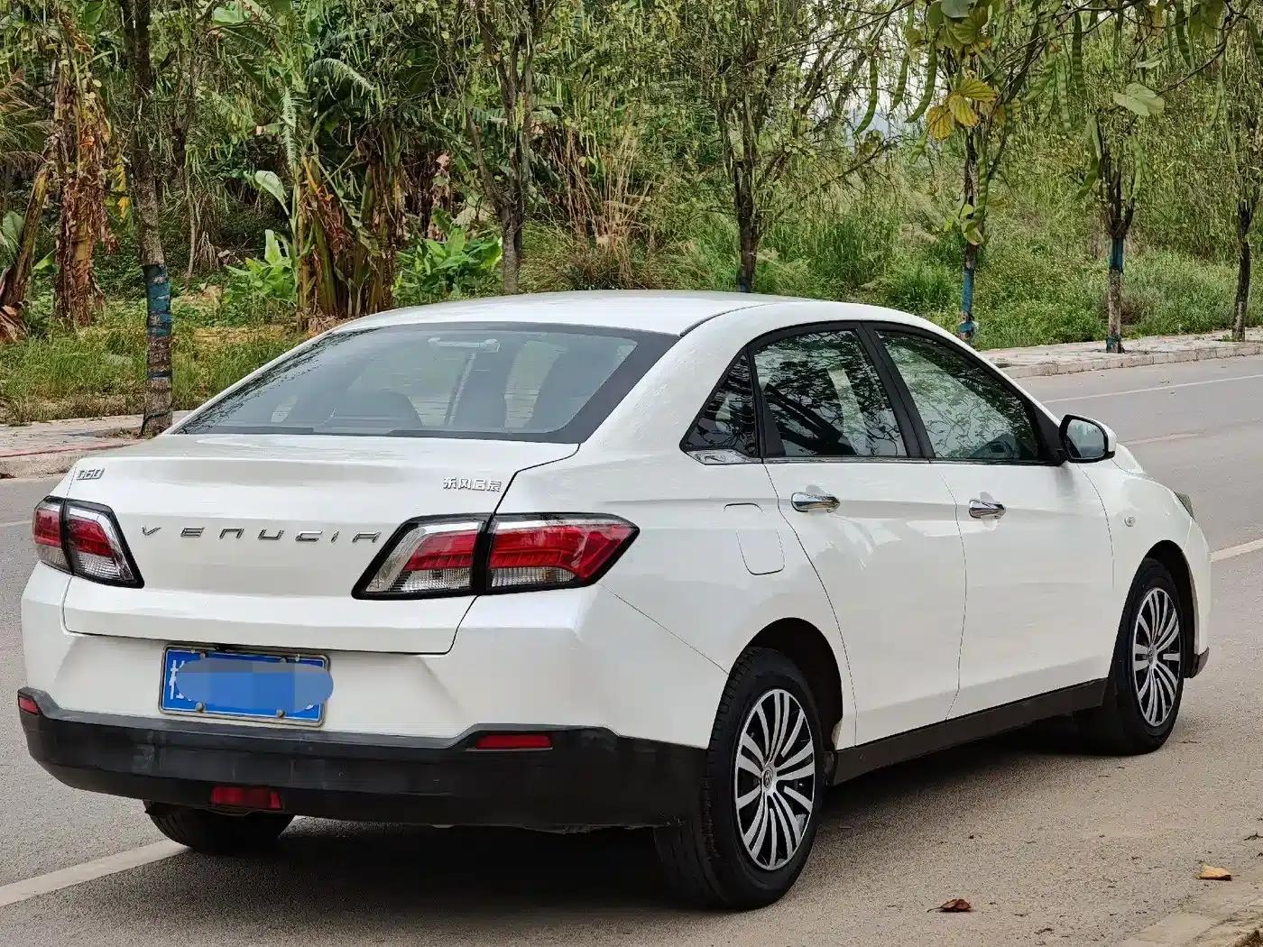 Venucia D60 2019 Model, 100,000 Glory Edition, 1.6L Entry Manual, National V Emission Standard — миниатюра 4