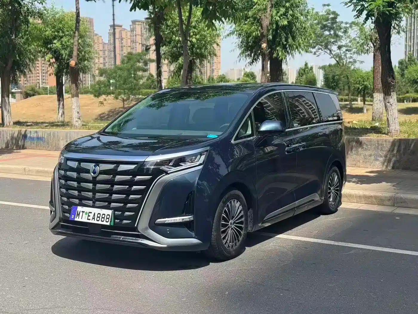Denza D9 2022 DM-i 970 AWD Flagship Edition — миниатюра 1