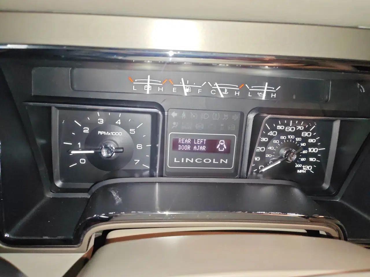 Lincoln Navigator Lincoln Navigator, parallel import, automatic transmission, 5.4-liter gasoline engine, 6 seats. — миниатюра 11