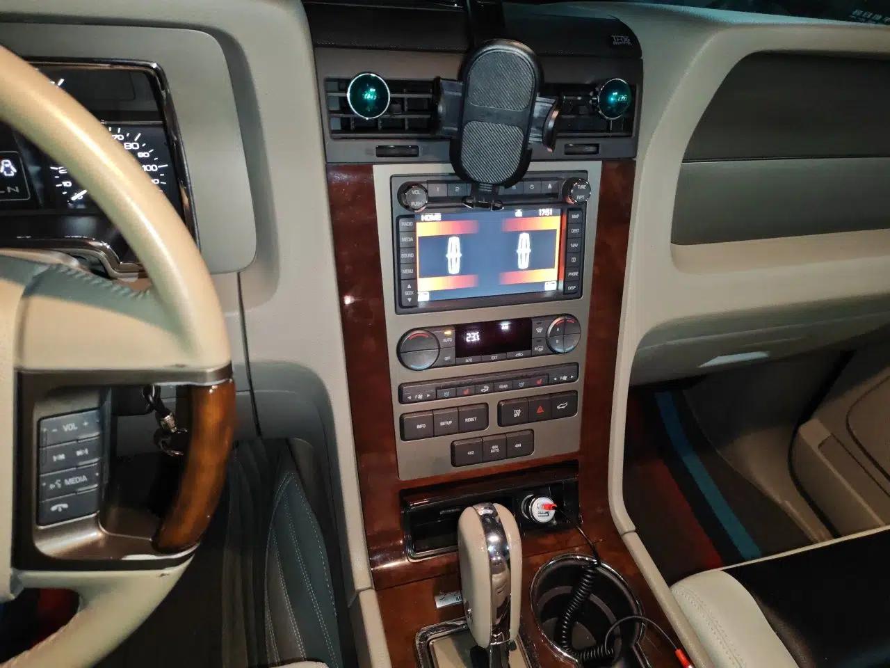 Lincoln Navigator Lincoln Navigator, parallel import, automatic transmission, 5.4-liter gasoline engine, 6 seats. — миниатюра 13