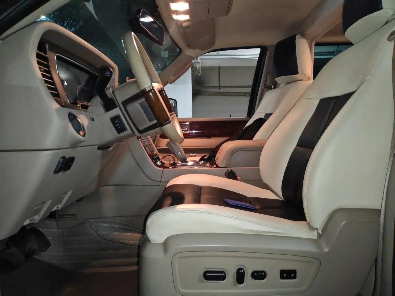 Lincoln Navigator Lincoln Navigator, parallel import, automatic transmission, 5.4-liter gasoline engine, 6 seats. — миниатюра 15
