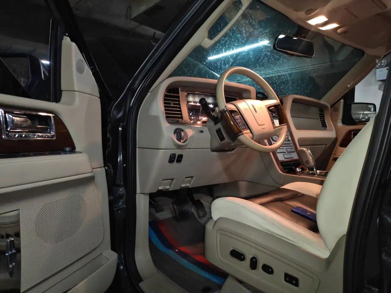 Lincoln Navigator Lincoln Navigator, parallel import, automatic transmission, 5.4-liter gasoline engine, 6 seats. — миниатюра 16