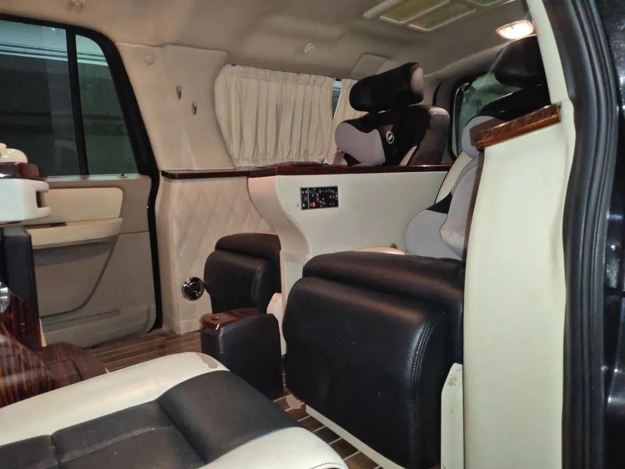 Lincoln Navigator Lincoln Navigator, parallel import, automatic transmission, 5.4-liter gasoline engine, 6 seats. — миниатюра 17