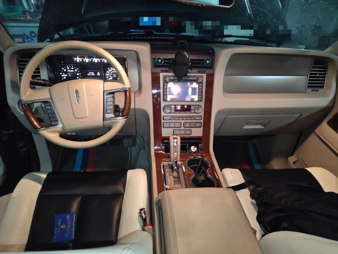 Lincoln Navigator Lincoln Navigator, parallel import, automatic transmission, 5.4-liter gasoline engine, 6 seats. — миниатюра 9