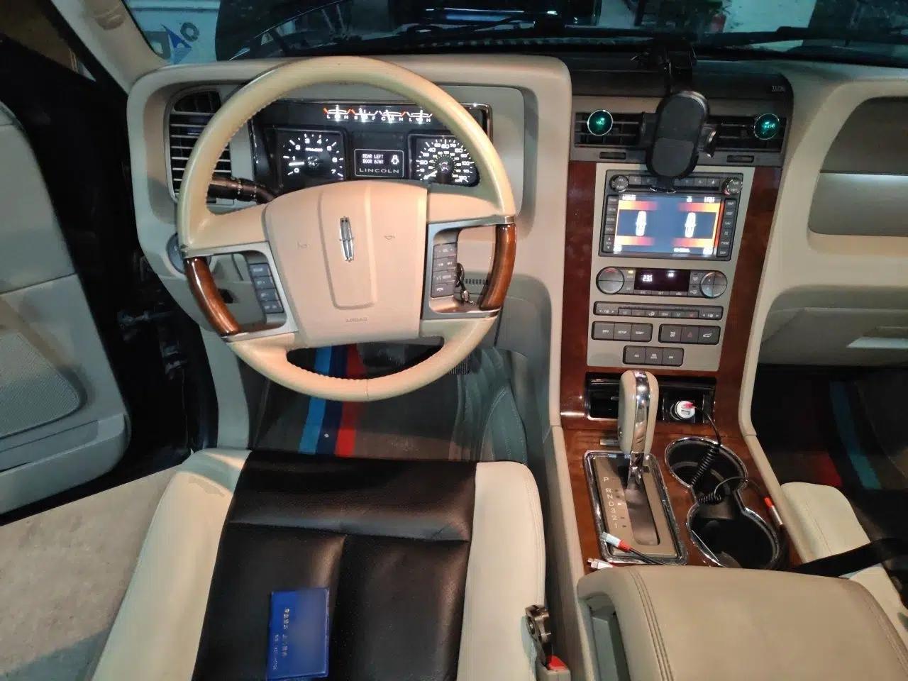 Lincoln Navigator Lincoln Navigator, parallel import, automatic transmission, 5.4-liter gasoline engine, 6 seats. — миниатюра 10