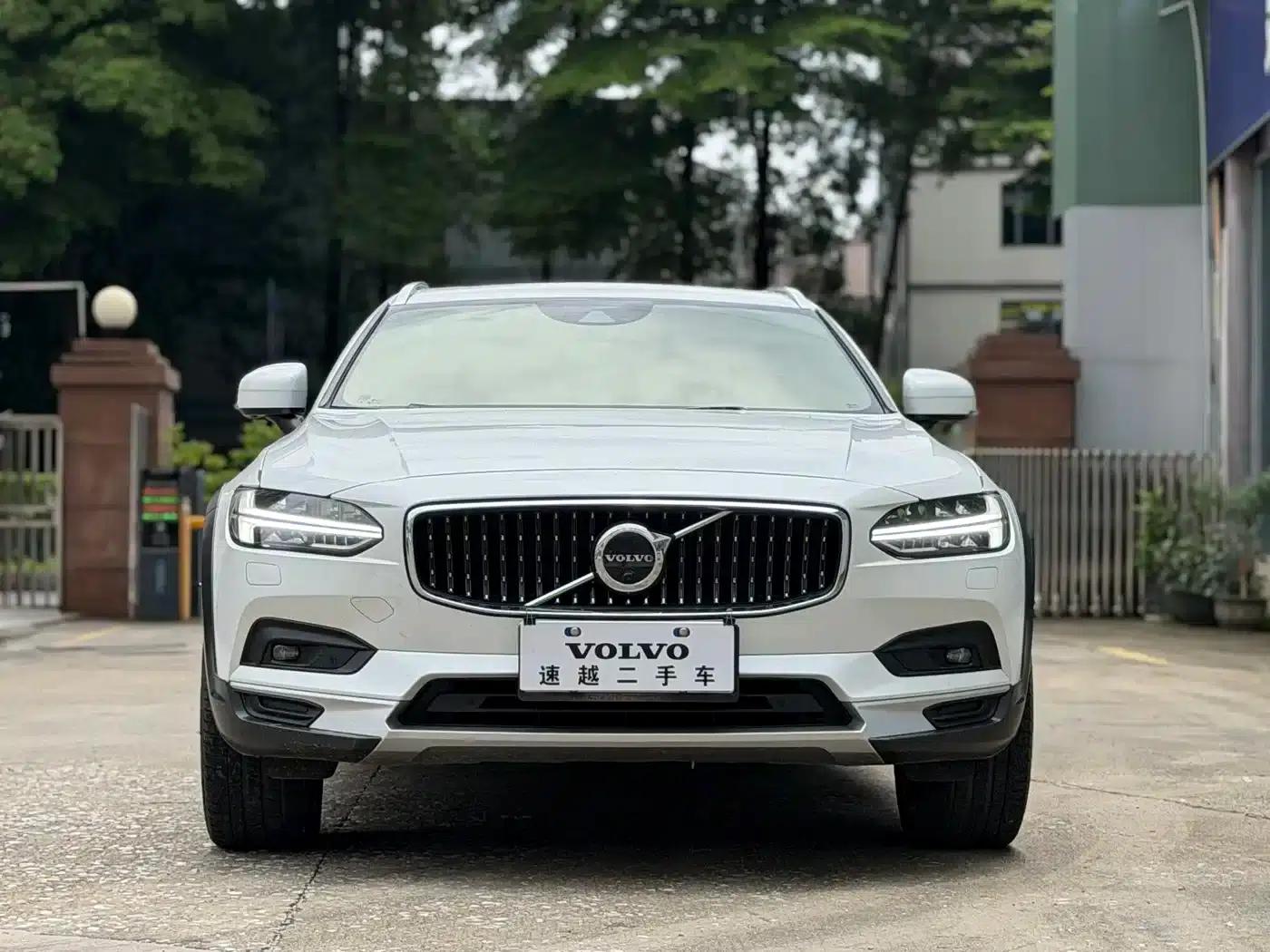 2021 Volvo V90 Cross Country B5 AWD Ultimate Edition — миниатюра 2