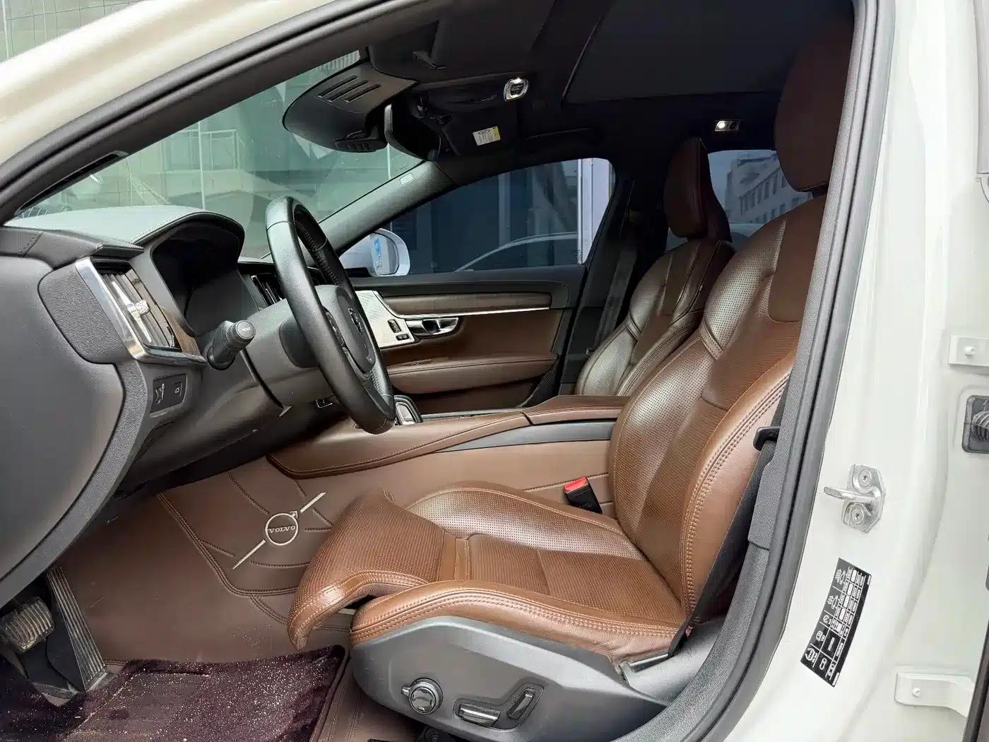 2021 Volvo V90 Cross Country B5 AWD Ultimate Edition — миниатюра 4