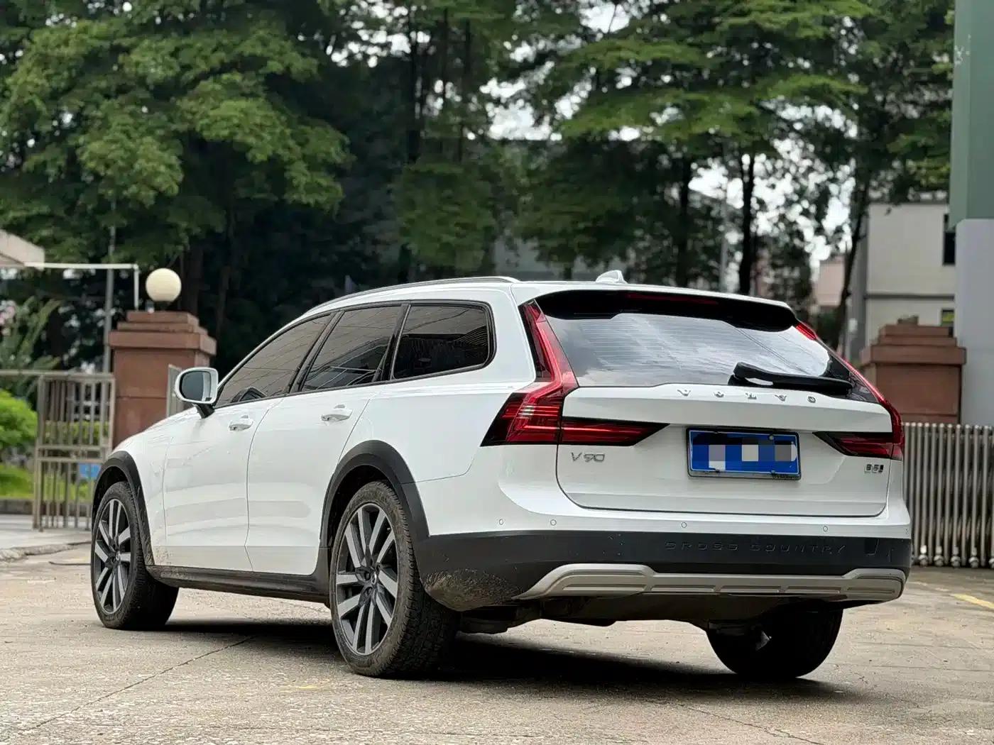2021 Volvo V90 Cross Country B5 AWD Ultimate Edition — миниатюра 7