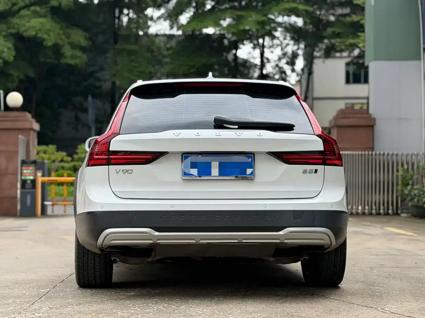 2021 Volvo V90 Cross Country B5 AWD Ultimate Edition — миниатюра 8