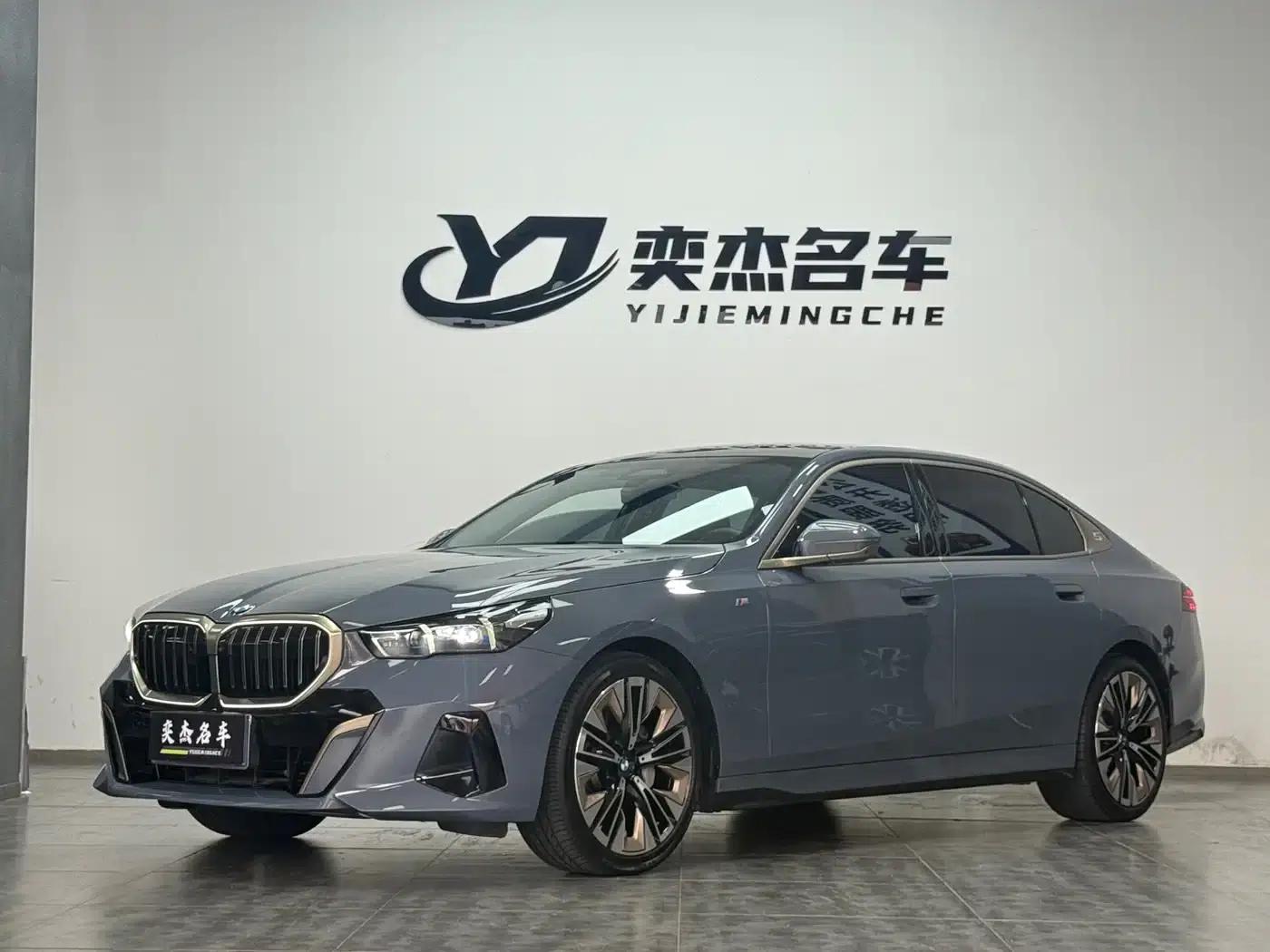 2024 BMW 5 Series 530Li Luxury M Sport Package — миниатюра 1