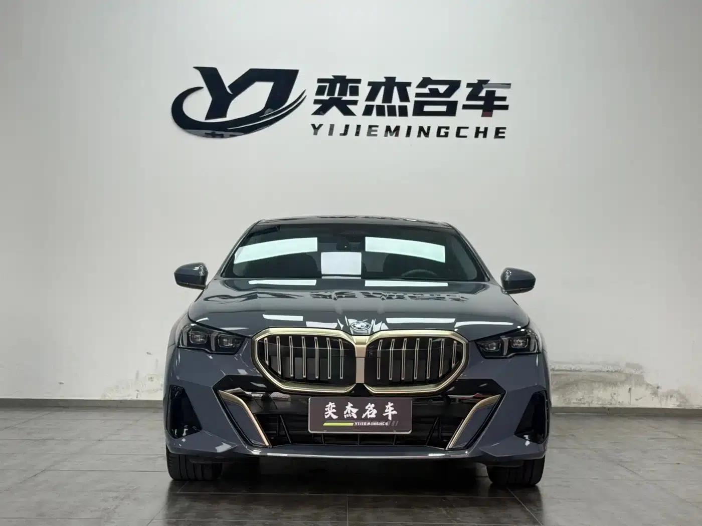 2024 BMW 5 Series 530Li Luxury M Sport Package — миниатюра 2