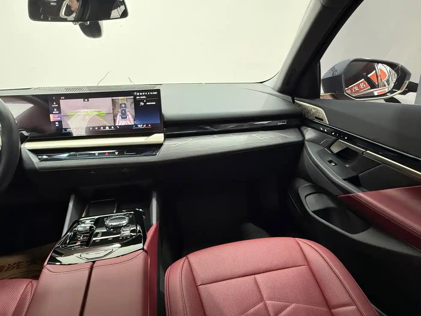 2024 BMW 5 Series 530Li Luxury M Sport Package — миниатюра 11