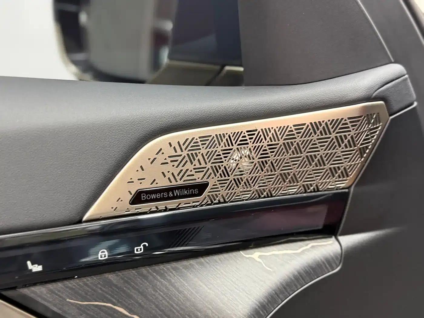 2024 BMW 5 Series 530Li Luxury M Sport Package — миниатюра 13