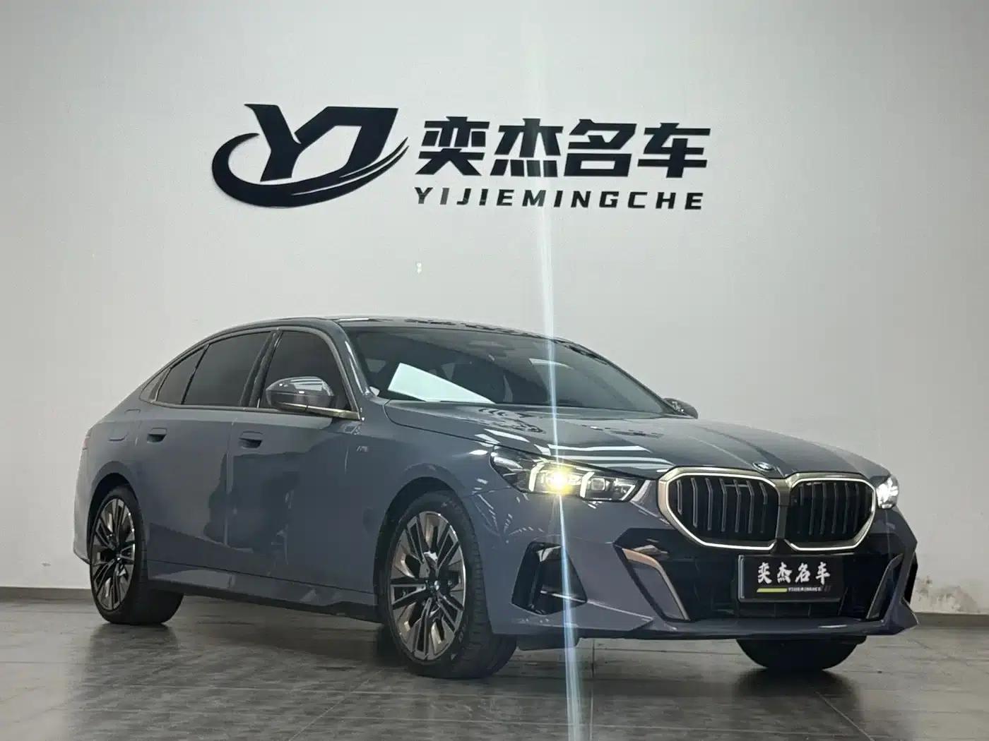 2024 BMW 5 Series 530Li Luxury M Sport Package — миниатюра 3