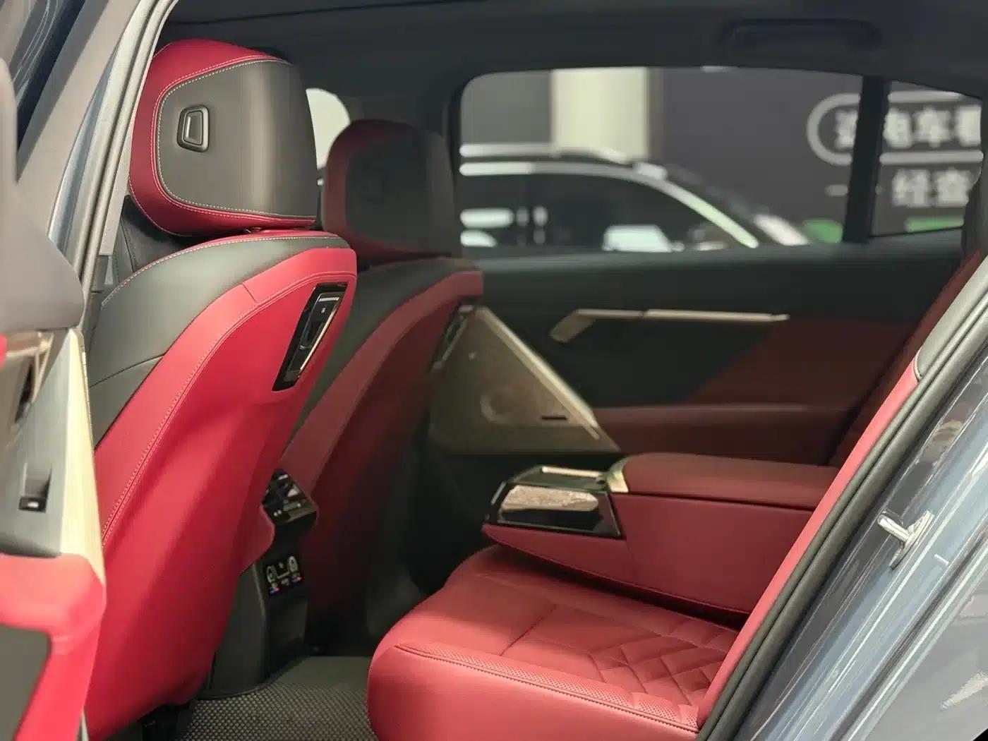 2024 BMW 5 Series 530Li Luxury M Sport Package — миниатюра 6