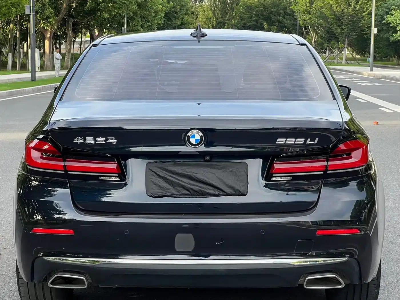 2021 BMW 5 Series 525Li M Sport Package — миниатюра 8