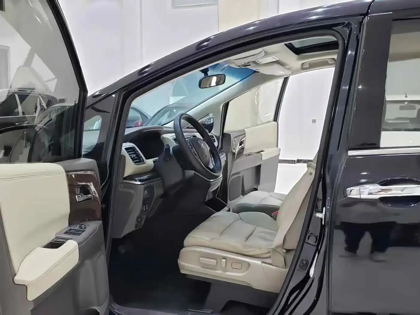 2015 Odyssey Facelift 2.4L Luxury Edition — миниатюра 4