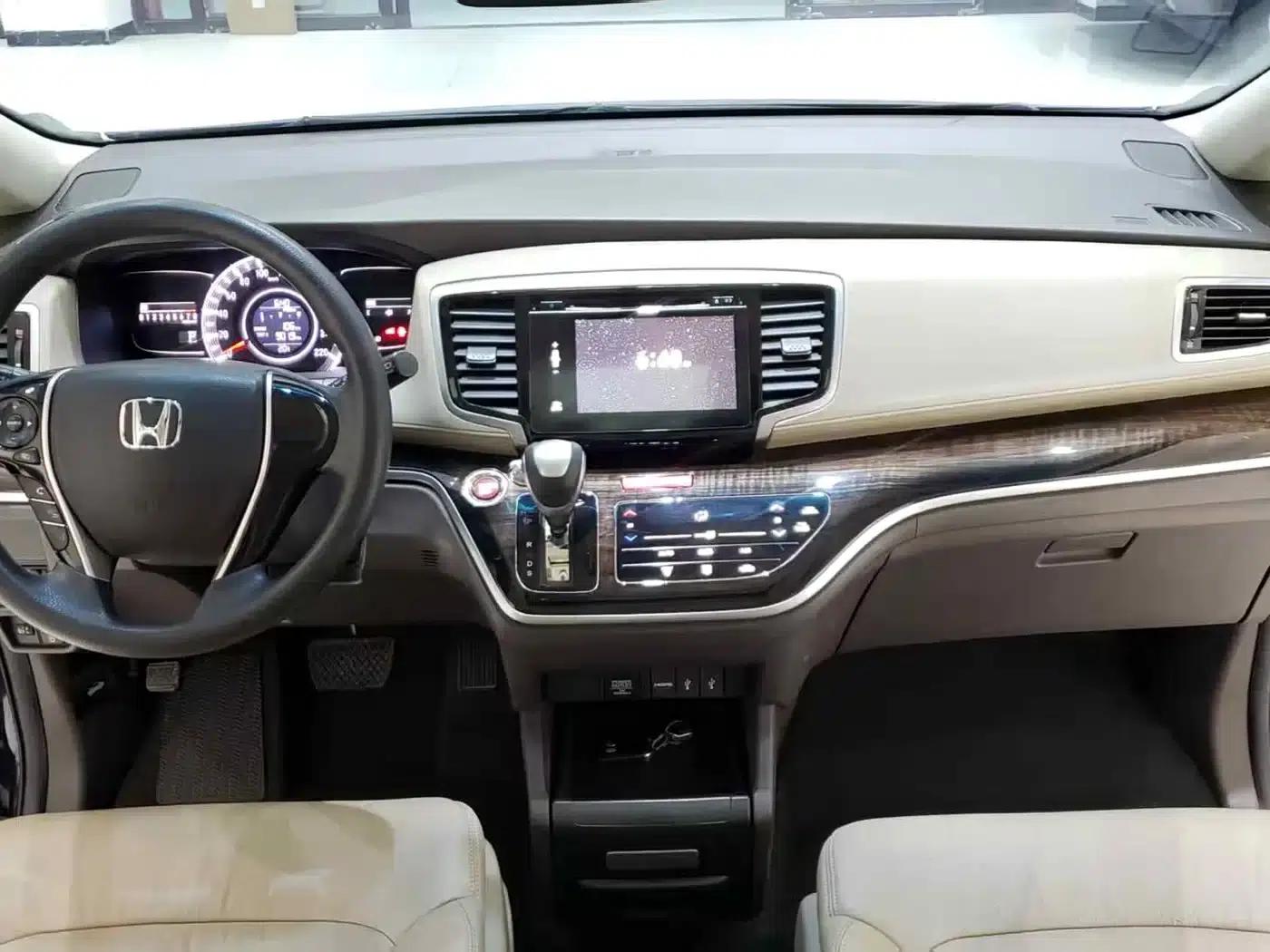 2015 Odyssey Facelift 2.4L Luxury Edition — миниатюра 5