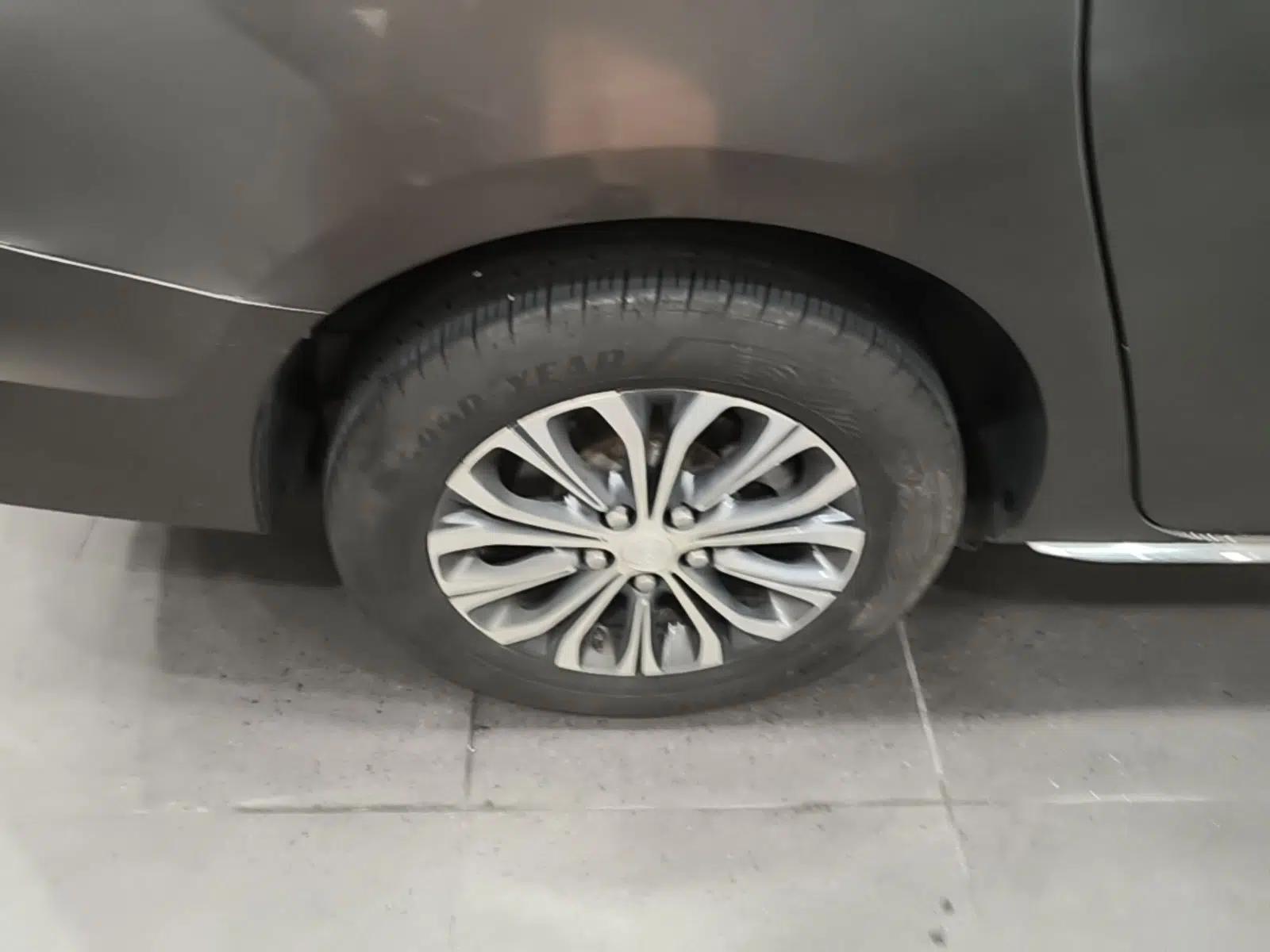 Buick GL8 2023 Facelifted Land Cruiser Executive Luxury Version — миниатюра 11