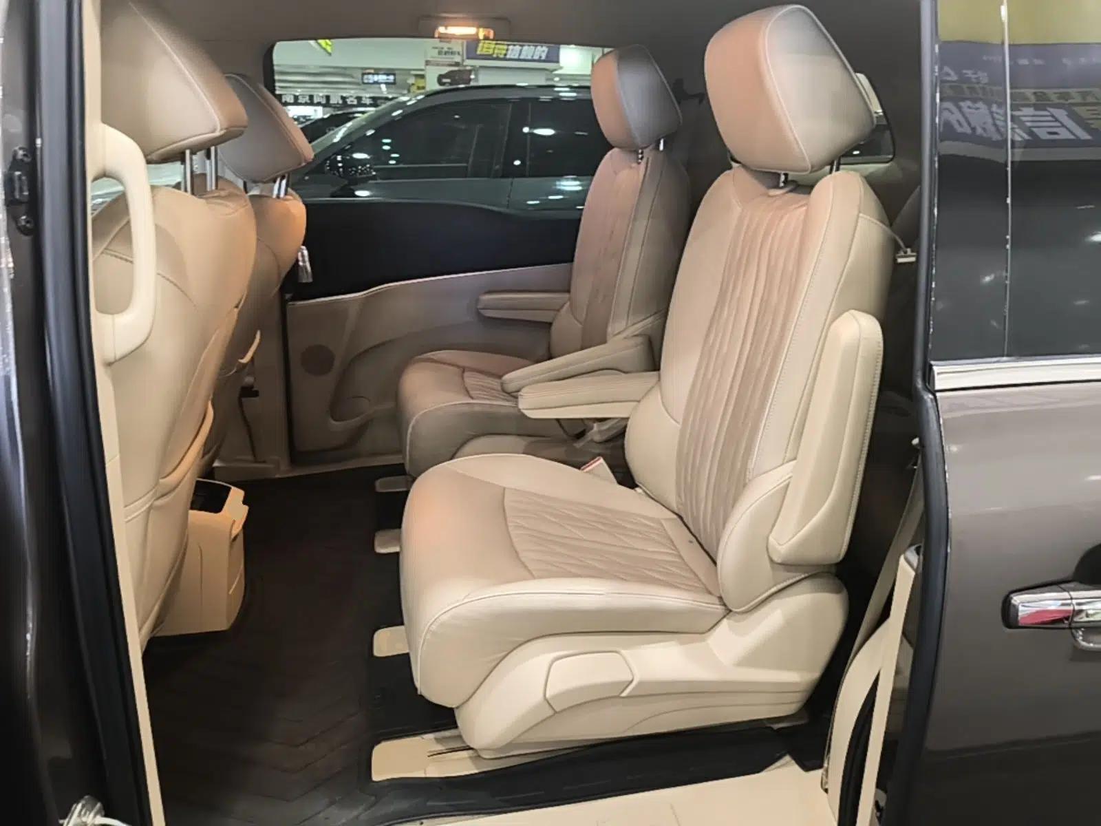 Buick GL8 2023 Facelifted Land Cruiser Executive Luxury Version — миниатюра 20