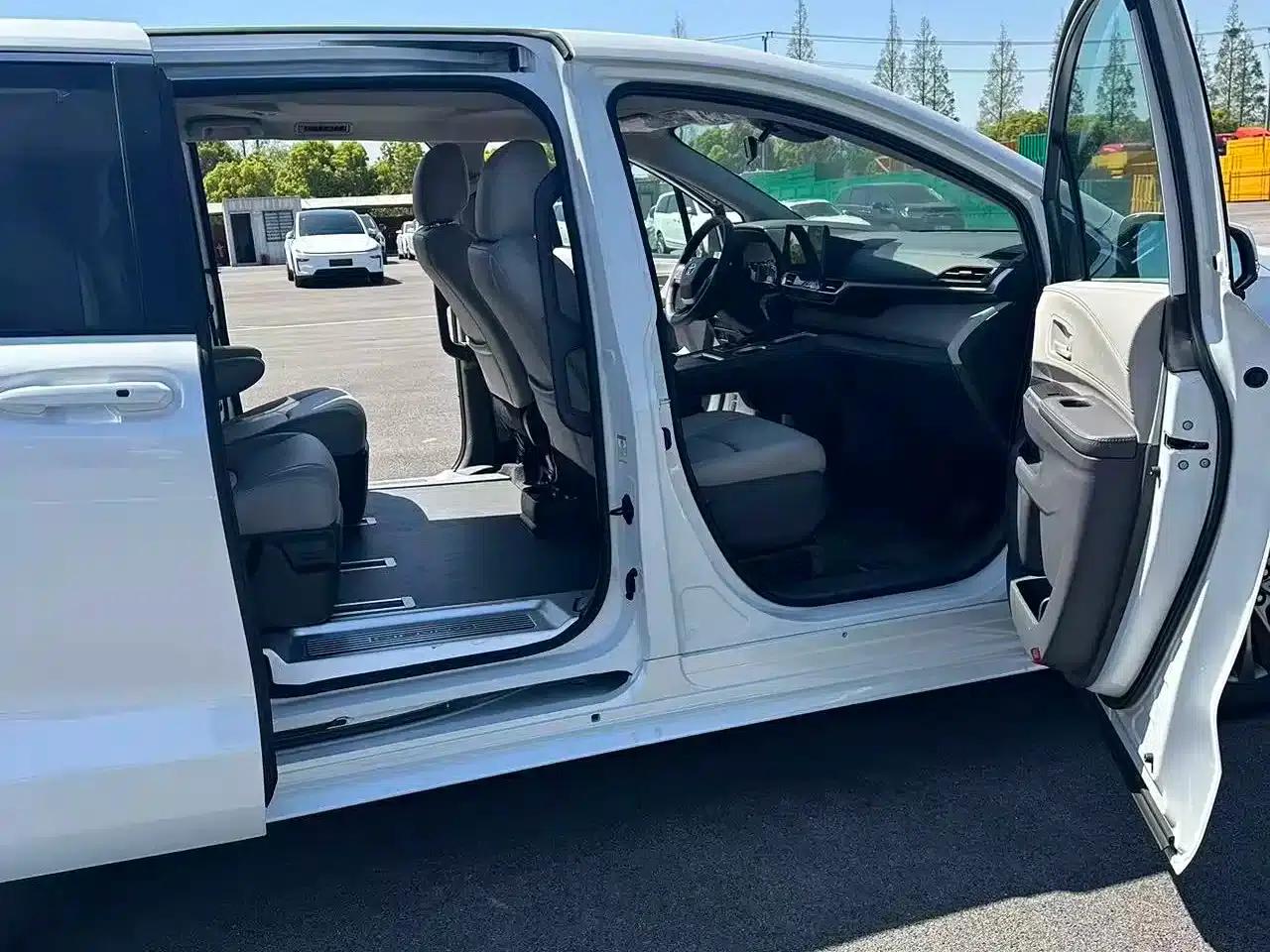 2026 Sienna 2.5L Hybrid 2WD Comfort Edition — миниатюра 8