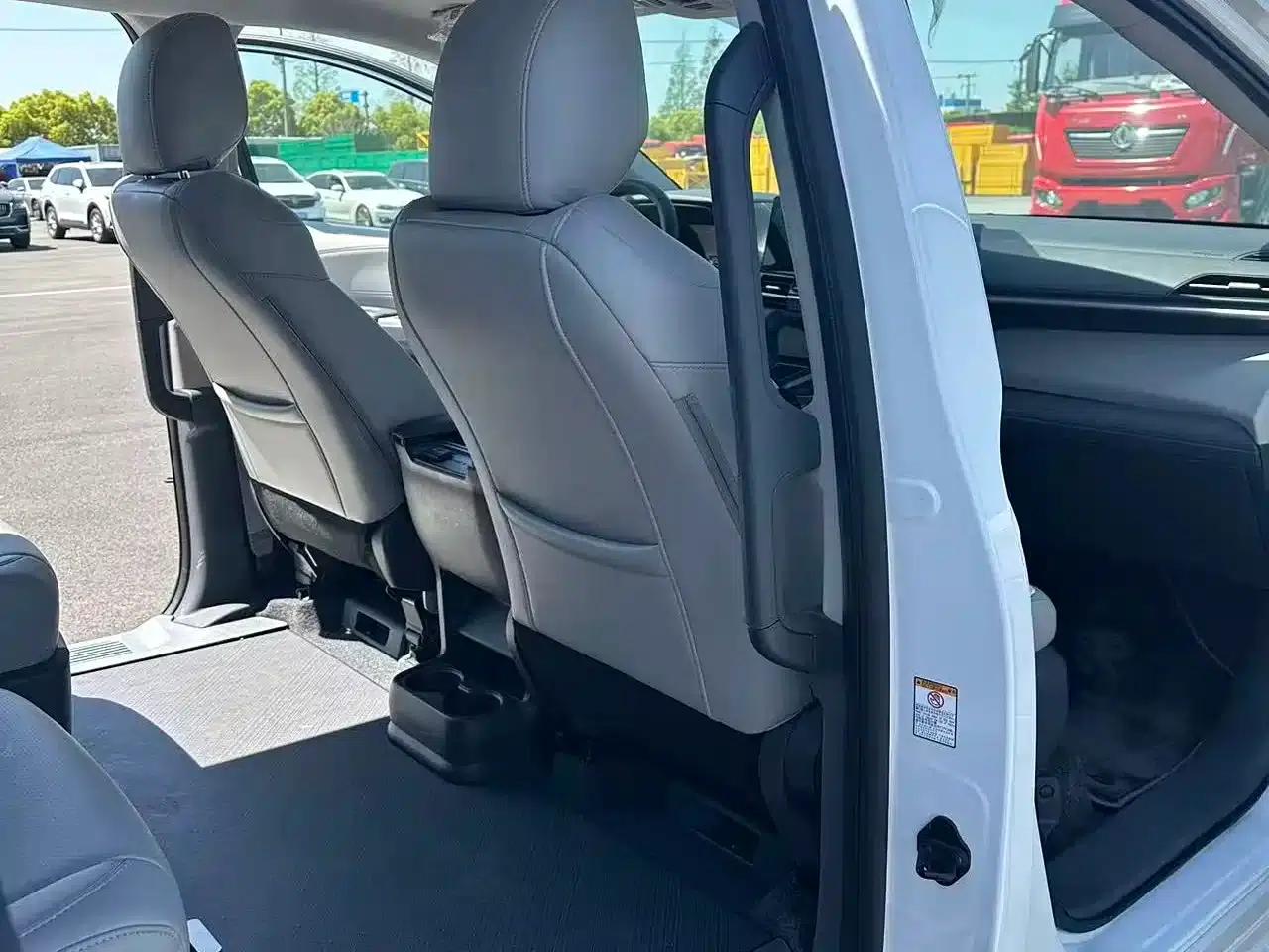 2026 Sienna 2.5L Hybrid 2WD Comfort Edition — миниатюра 9