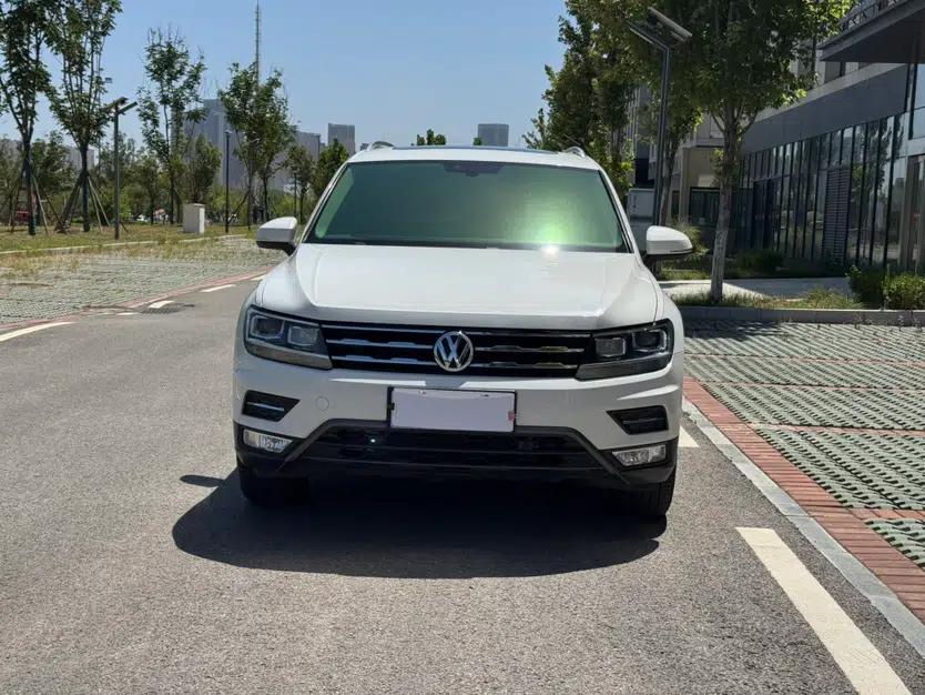 Volkswagen Tiguan L 2020 330TSI Automatic Two-Wheel Drive Smart Luxury Edition China VI Standard — миниатюра 2