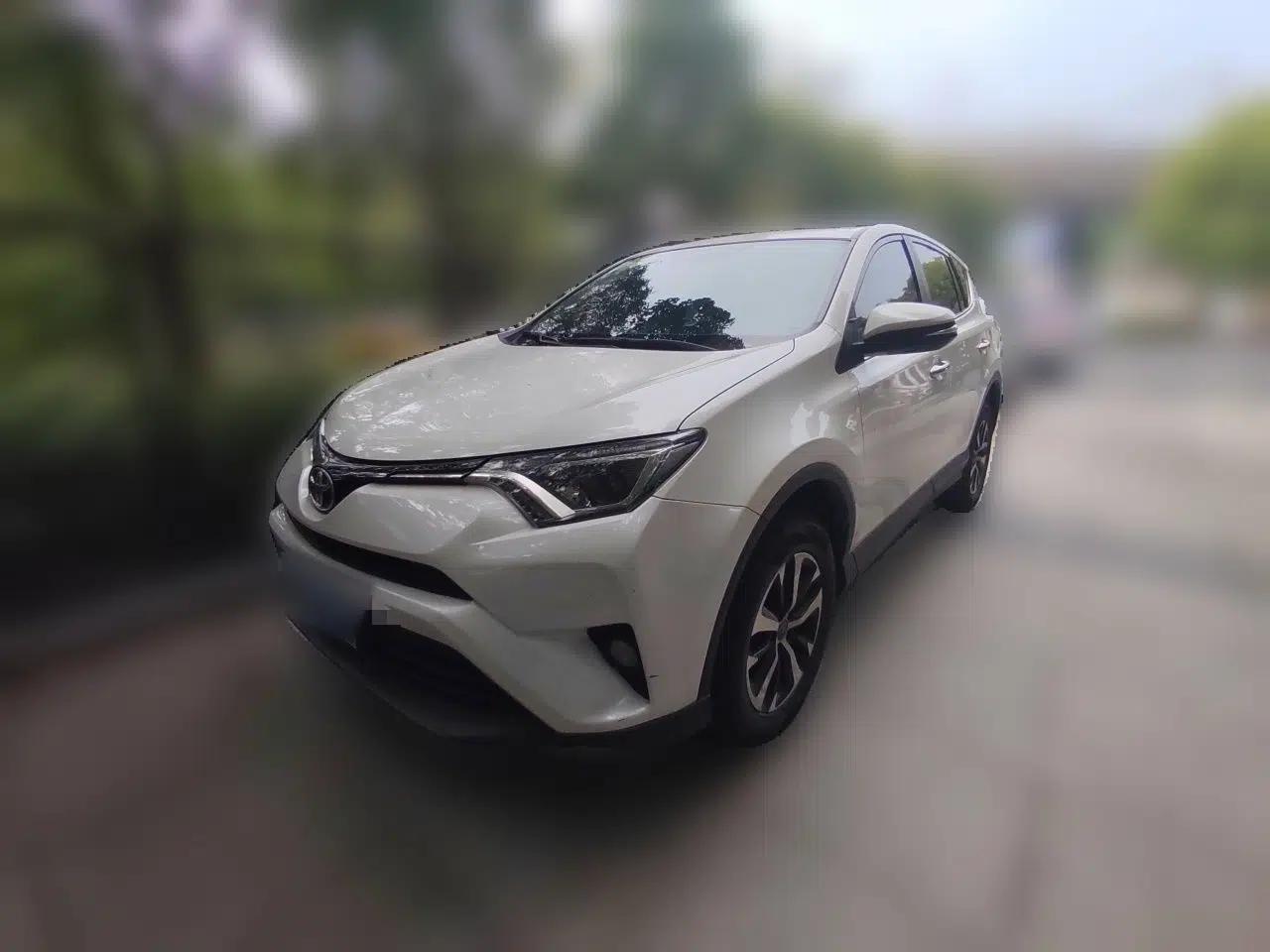 Toyota RAV4 2015 2.0L CVT Two-Wheel Drive Fashion Edition — миниатюра 1