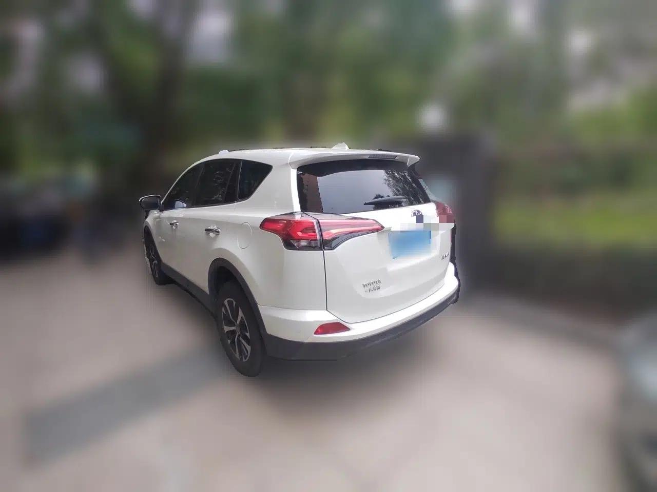 Toyota RAV4 2015 2.0L CVT Two-Wheel Drive Fashion Edition — миниатюра 4