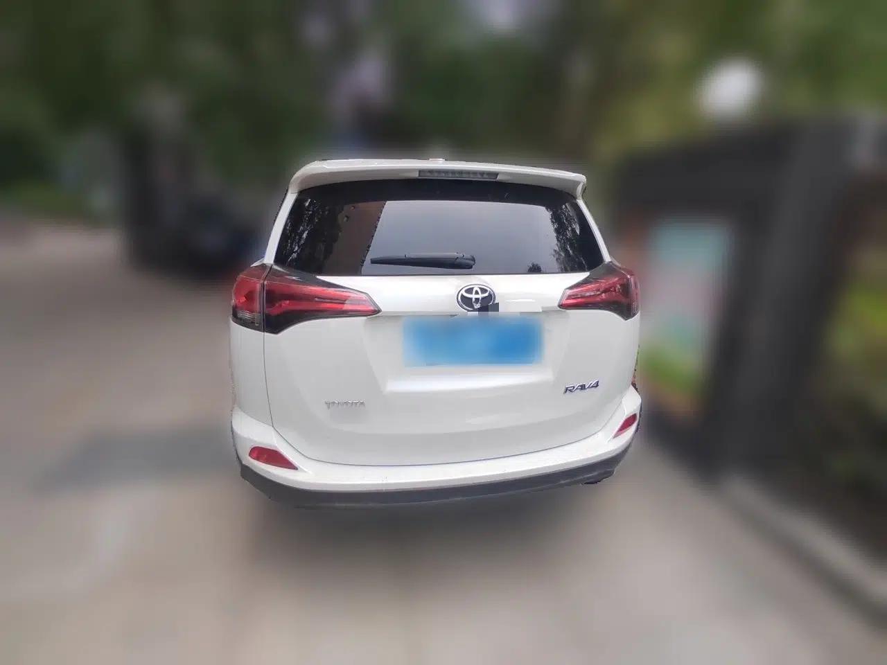 Toyota RAV4 2015 2.0L CVT Two-Wheel Drive Fashion Edition — миниатюра 5