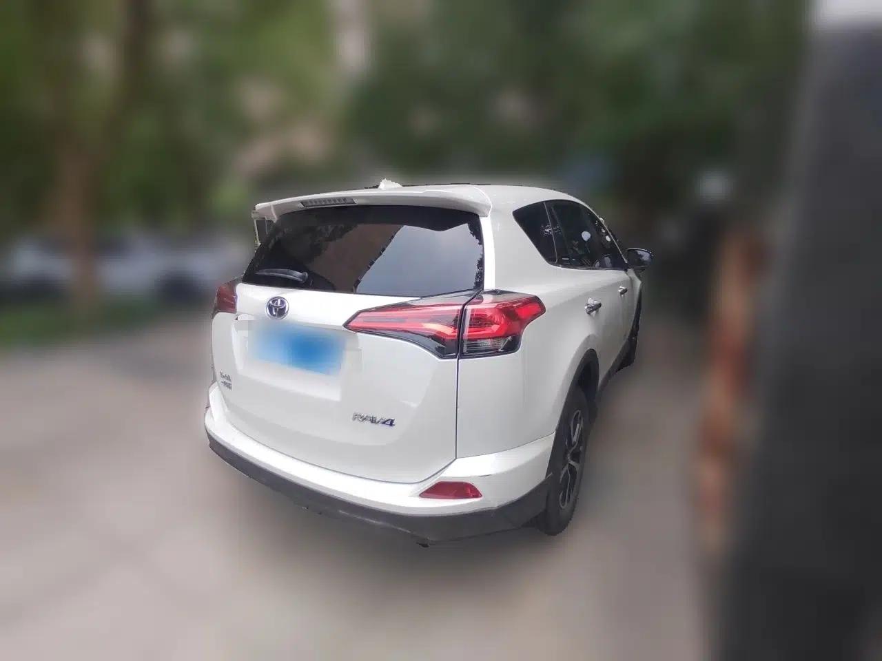 Toyota RAV4 2015 2.0L CVT Two-Wheel Drive Fashion Edition — миниатюра 6