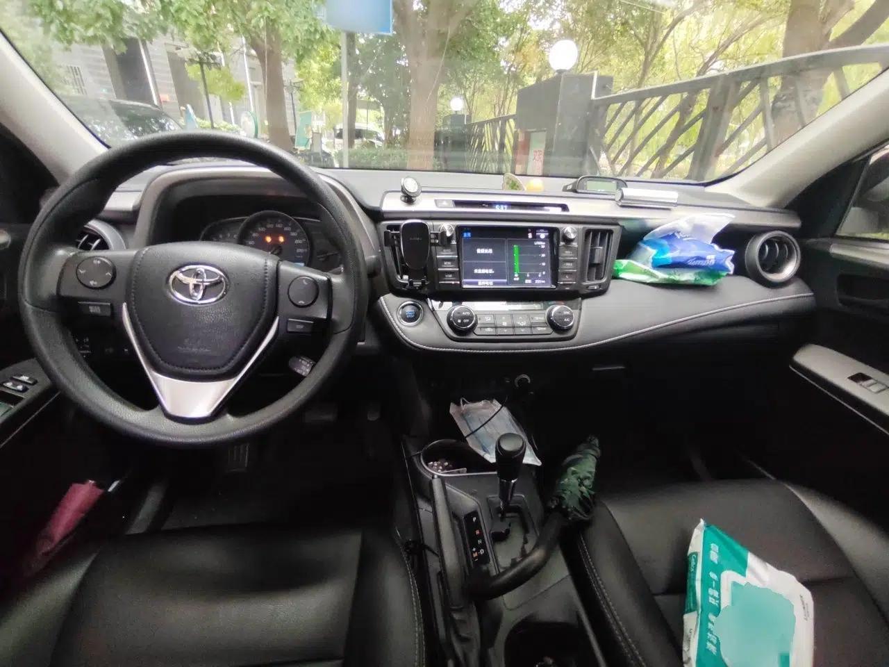 Toyota RAV4 2015 2.0L CVT Two-Wheel Drive Fashion Edition — миниатюра 9