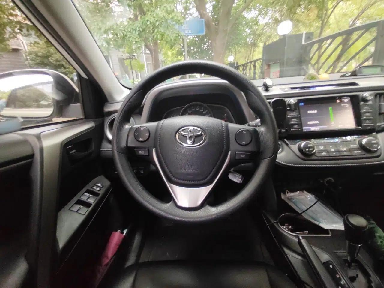 Toyota RAV4 2015 2.0L CVT Two-Wheel Drive Fashion Edition — миниатюра 10