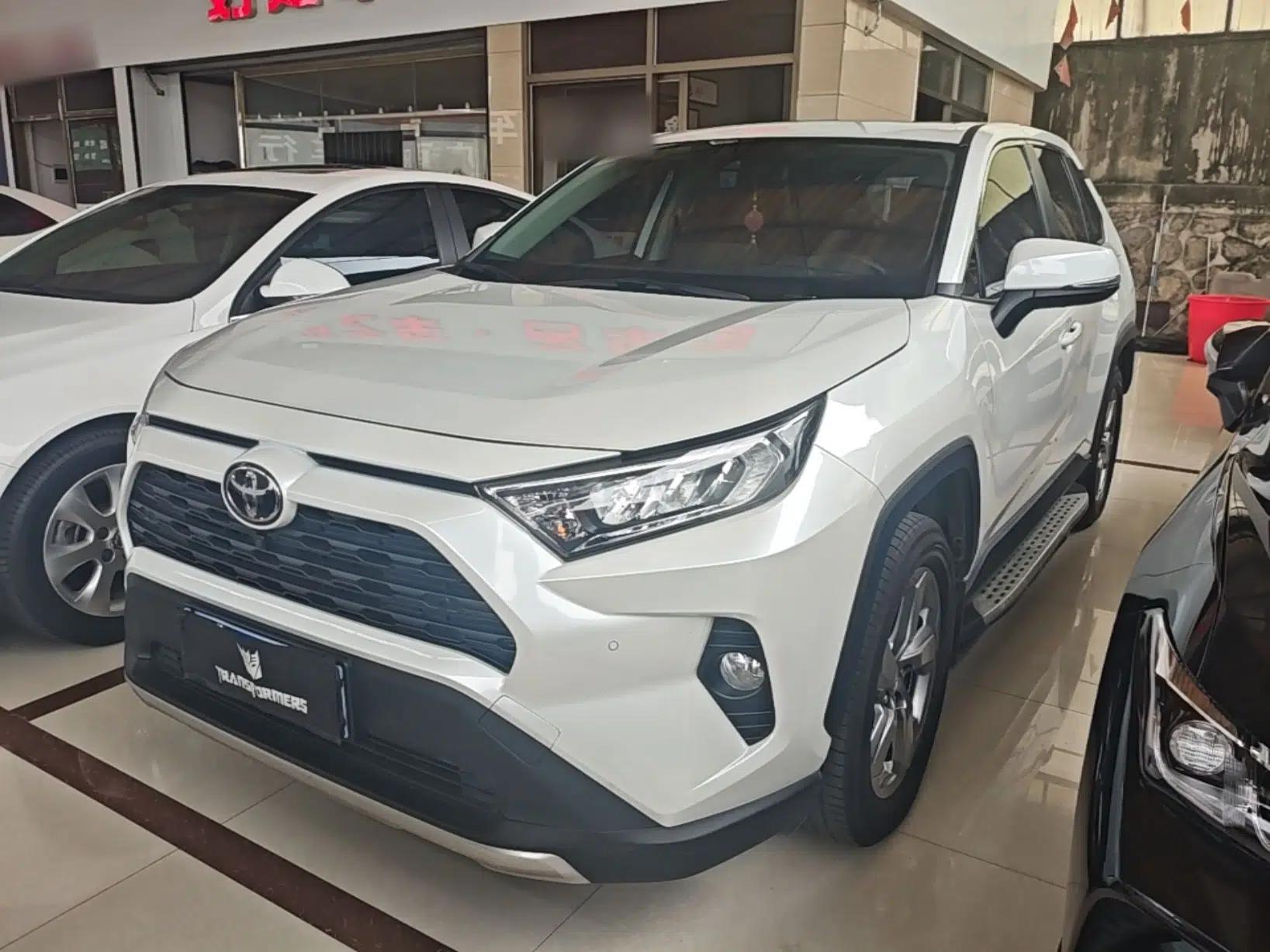 Toyota RAV4 2022 2.0L CVT Two-Wheel Drive Fashion Plus Edition — миниатюра 1