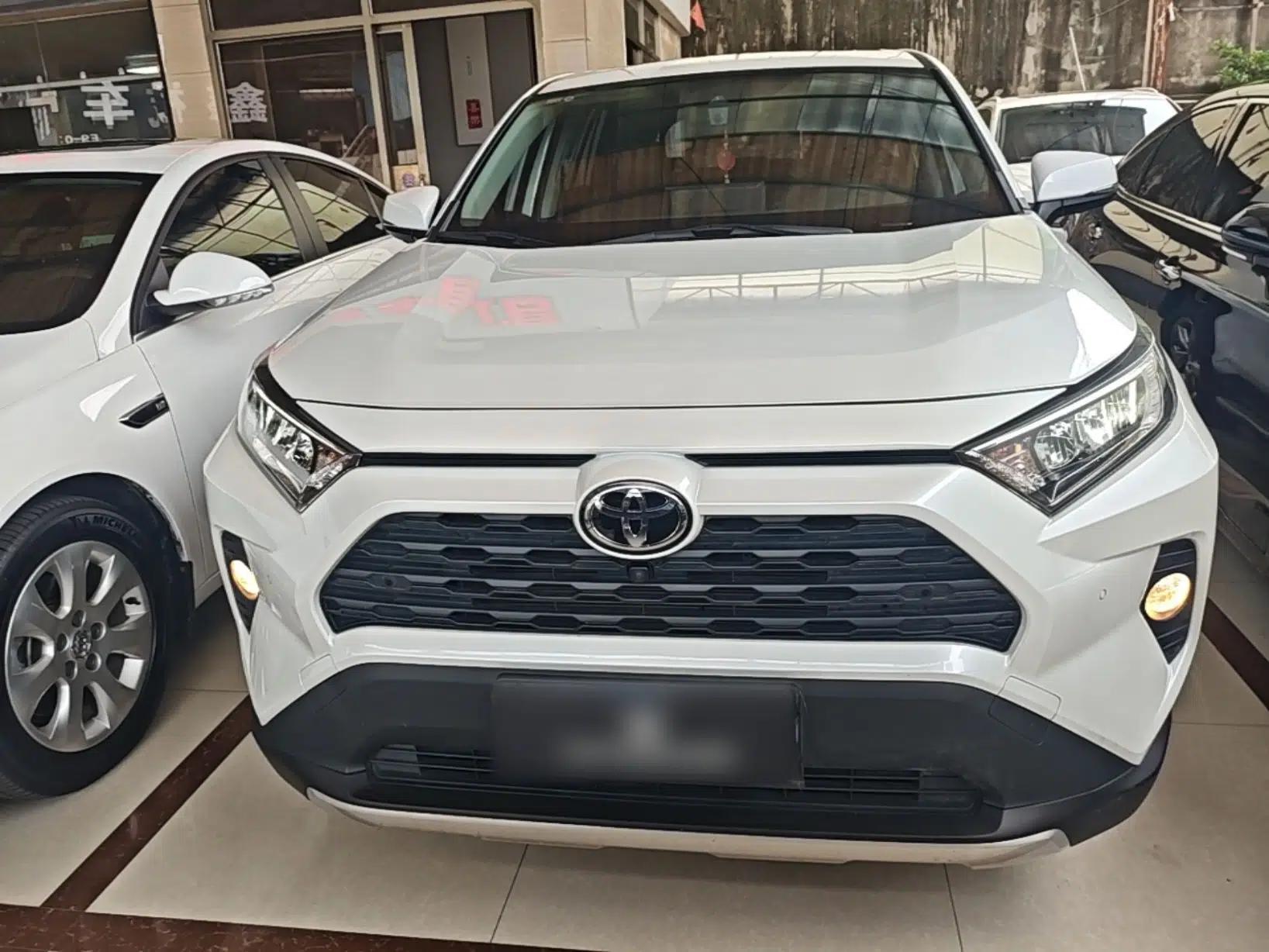 Toyota RAV4 2022 2.0L CVT Two-Wheel Drive Fashion Plus Edition — миниатюра 2