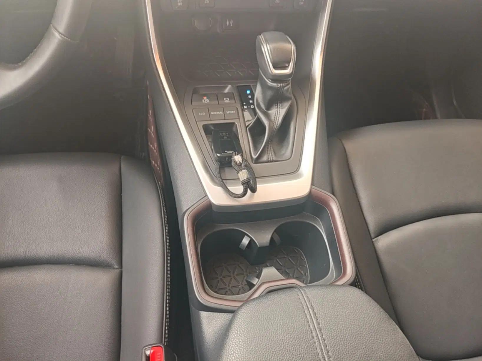 Toyota RAV4 2022 2.0L CVT Two-Wheel Drive Fashion Plus Edition — миниатюра 16