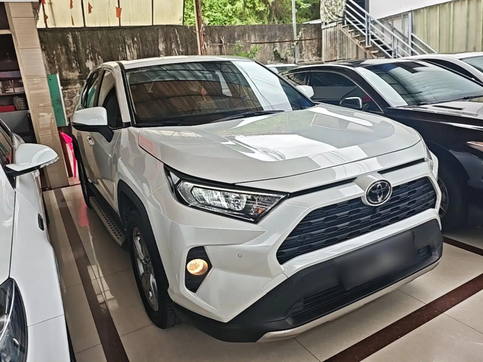 Toyota RAV4 2022 2.0L CVT Two-Wheel Drive Fashion Plus Edition — миниатюра 3