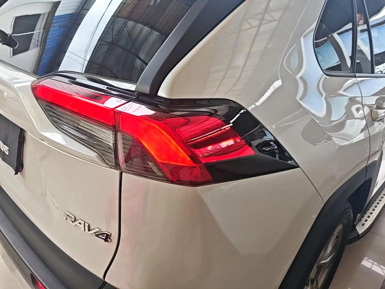 Toyota RAV4 2022 2.0L CVT Two-Wheel Drive Fashion Plus Edition — миниатюра 9