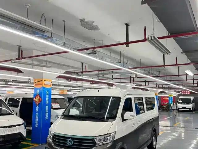 Crossstar V5 EV 2024 Luxury 6-seater with double doors