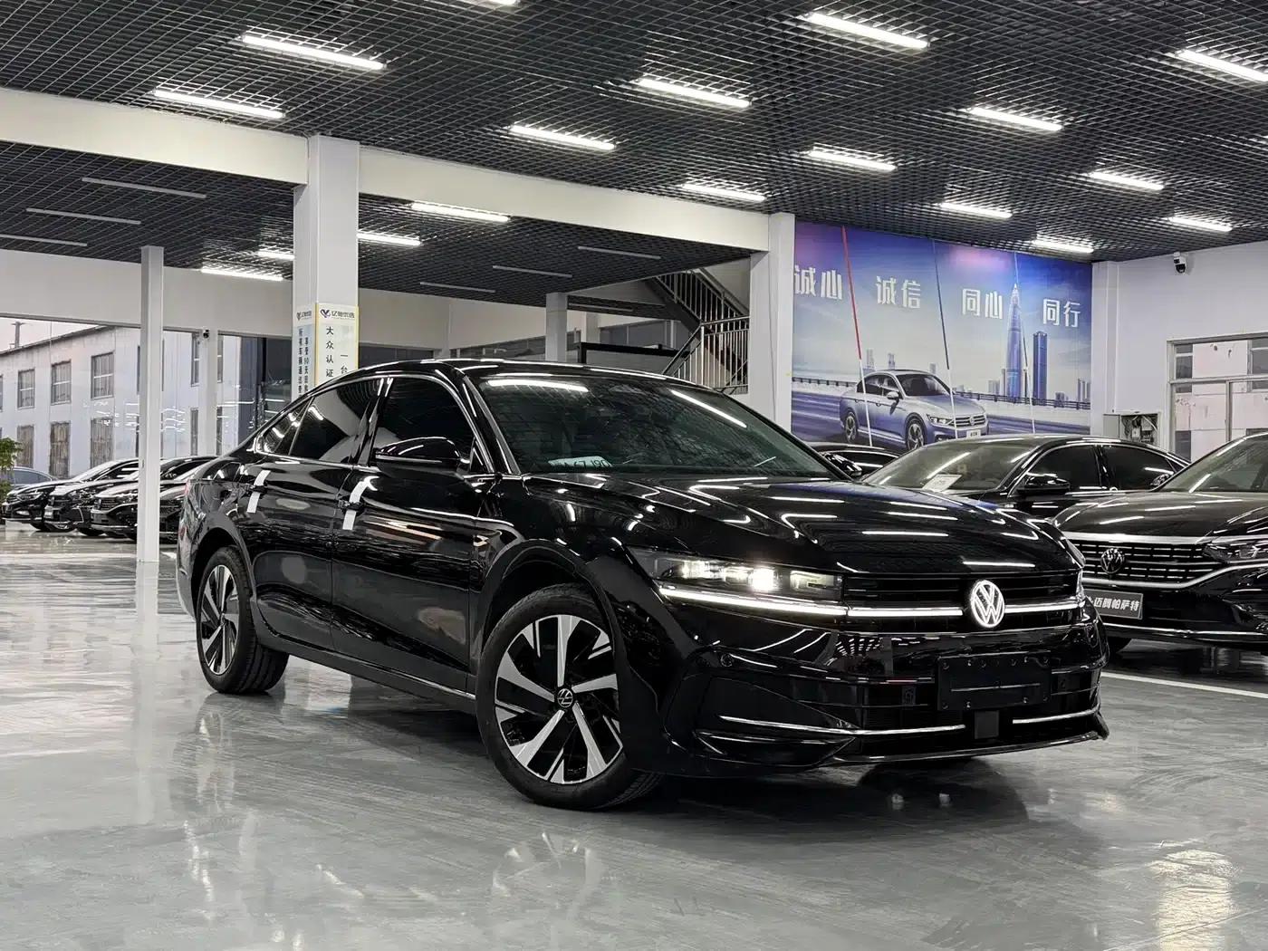 The 2024 Volkswagen Passat 300TSI DSG Premium Edition features a striking package. — миниатюра 3