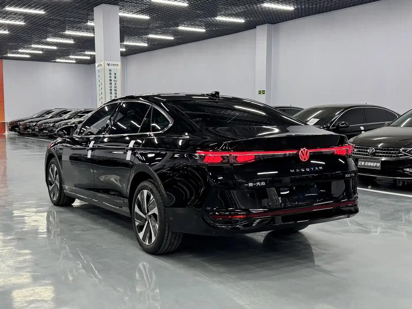 The 2024 Volkswagen Passat 300TSI DSG Premium Edition features a striking package. — миниатюра 4