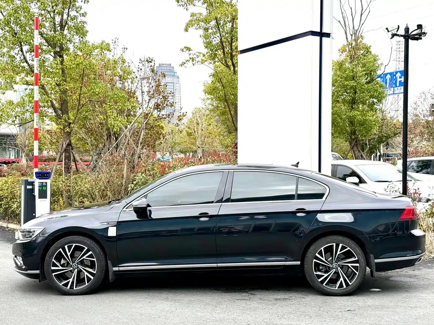 Volkswagen Passat 2021 330TSI DSG 30th Anniversary Edition — миниатюра 3
