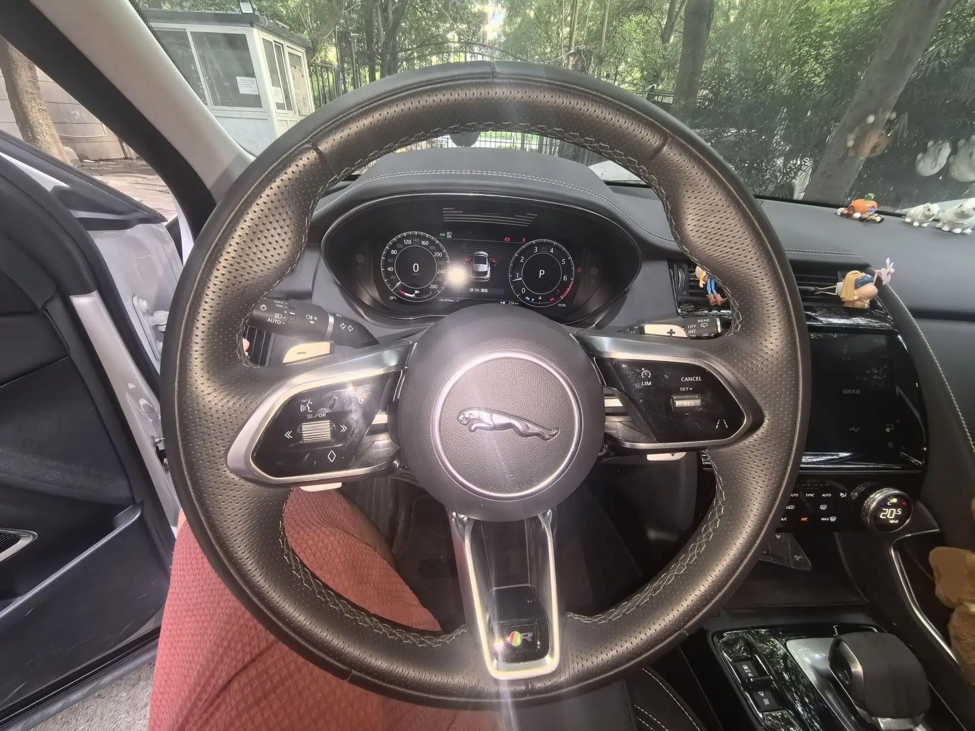 Jaguar E-PACE 2024 YAO Black Sport Edition R-DYNAMIC SE BLACK — миниатюра 10