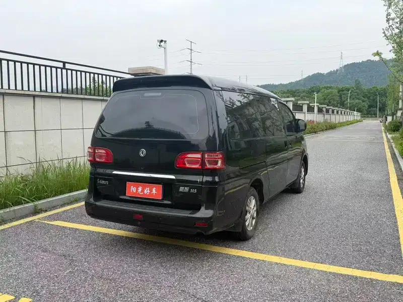 Lingzhi 2020 M5 1.6L 7-seater practical model — миниатюра 6