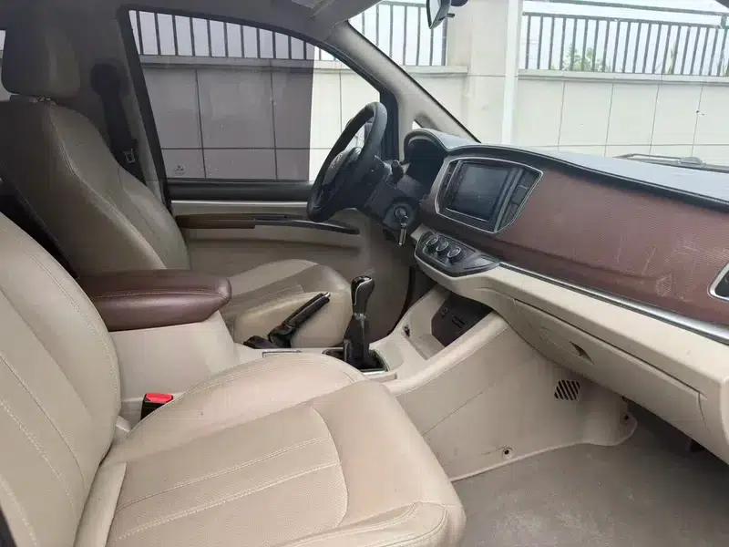 Lingzhi 2020 M5 1.6L 7-seater practical model — миниатюра 9