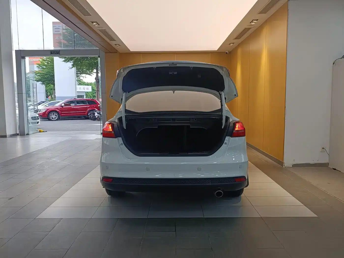 2017 Ford Focus Sedan EcoBoost 180 Automatic Flagship — миниатюра 27