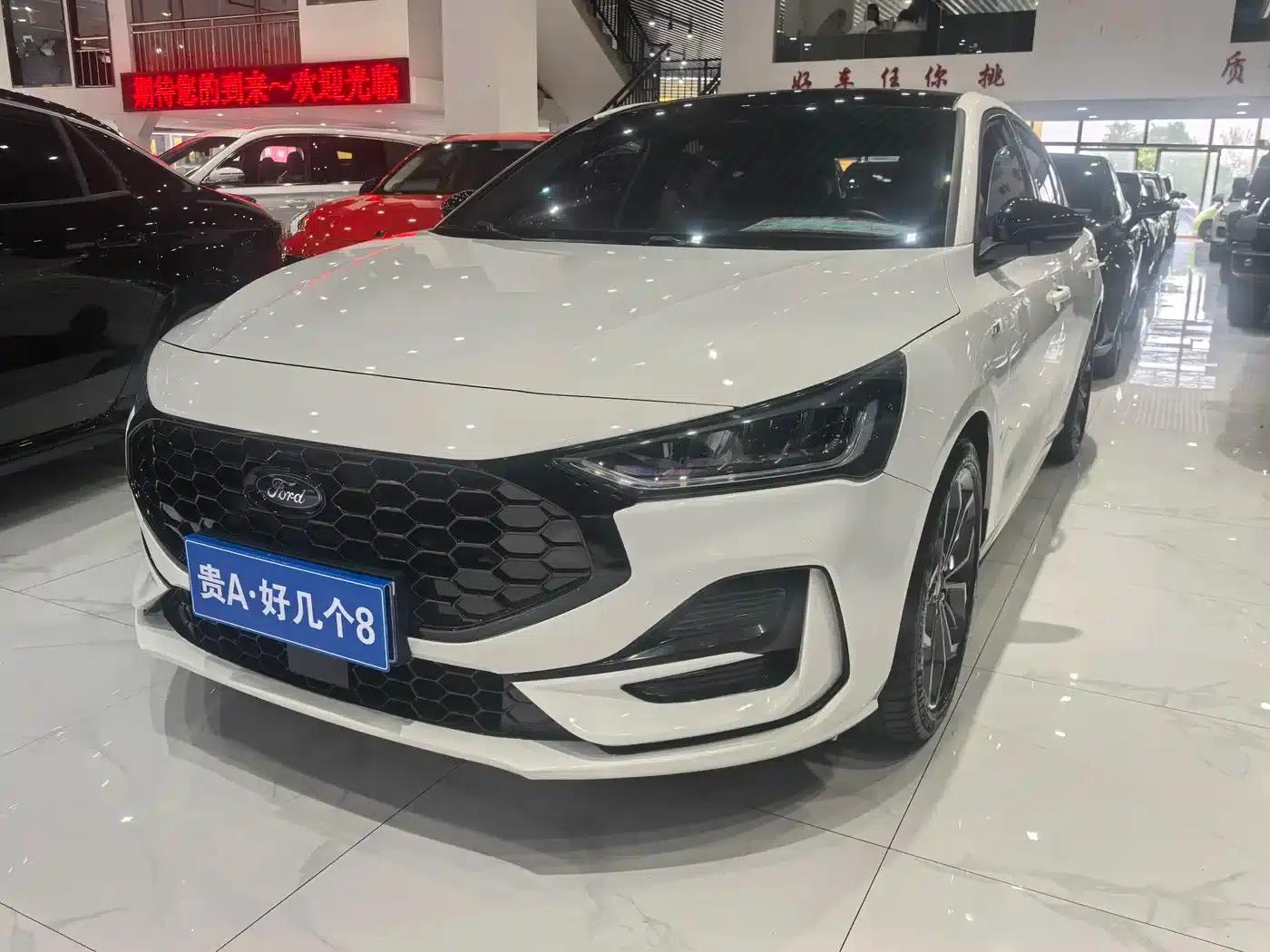 2022 Ford Focus Hatchback EcoBoost 180 Automatic ST Line — миниатюра 1